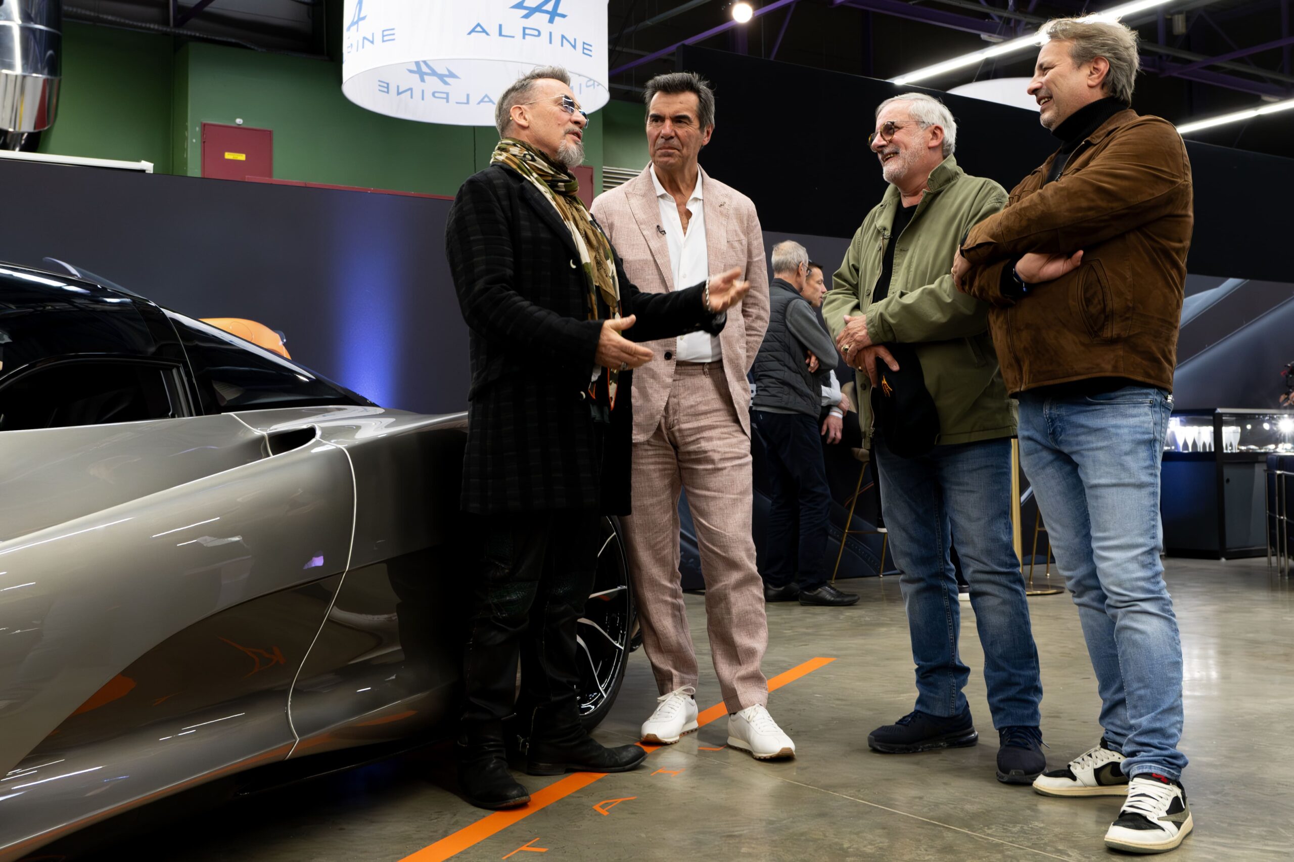 Florent Pagny en interview avec l'émission M6 Turbo, interviewé par Étienne Bruet et Dominique Chapatte devant le stand du constructeur McLaren à Beaune