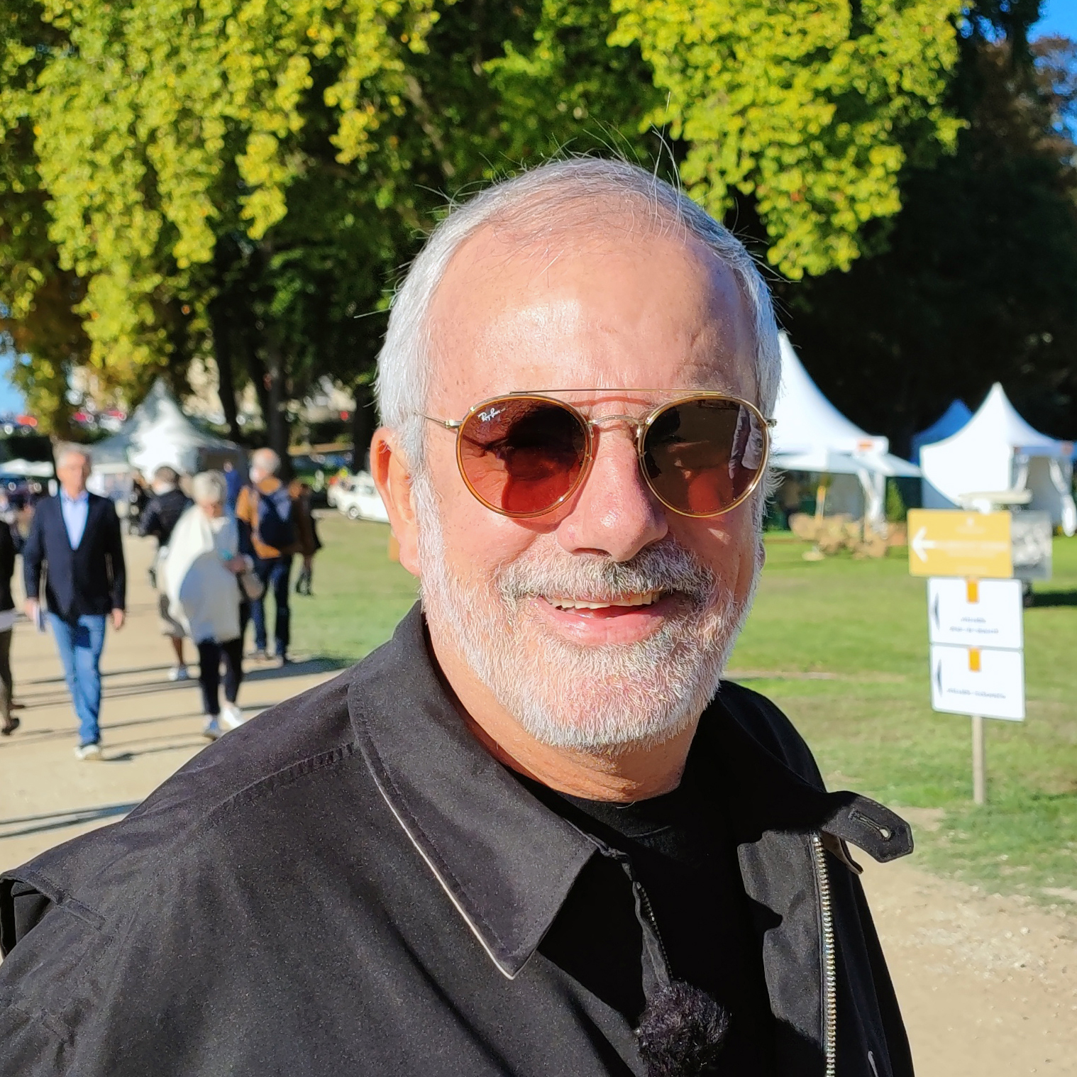 Dominique Chapatte posant avec des lunettes de soleil