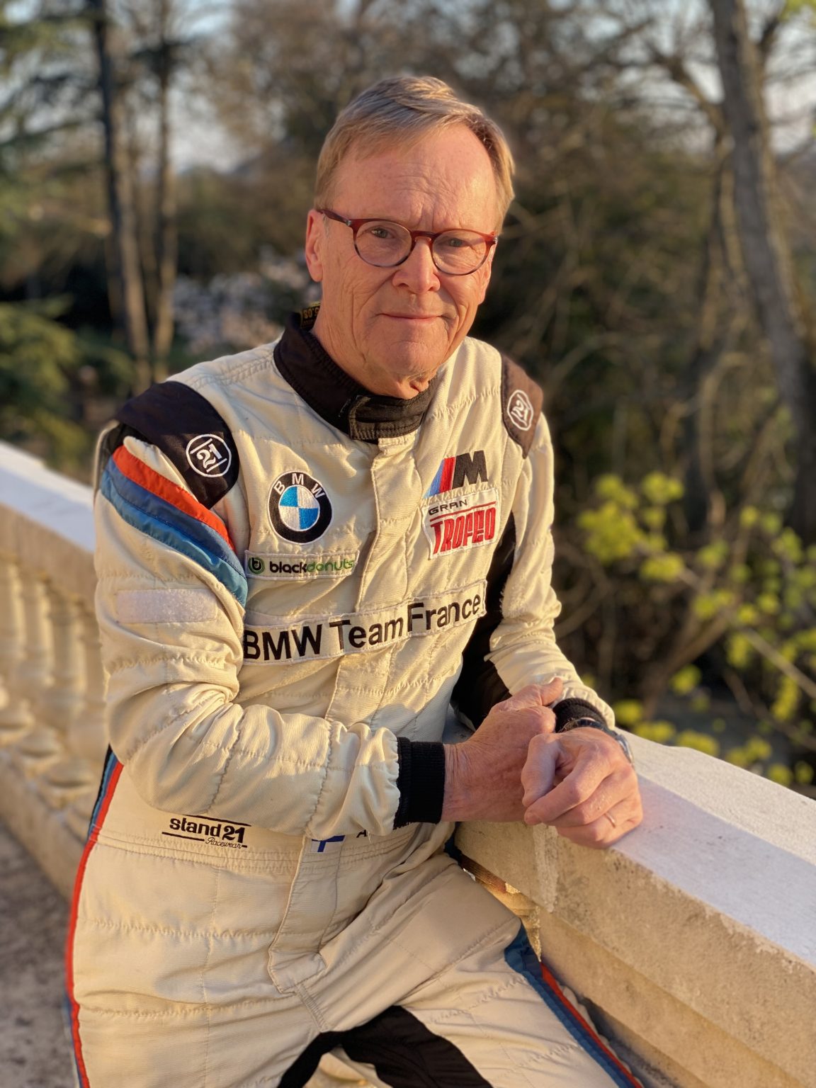 Ari Vatanen dans sa combinaison de rallye BMW, posant en solo