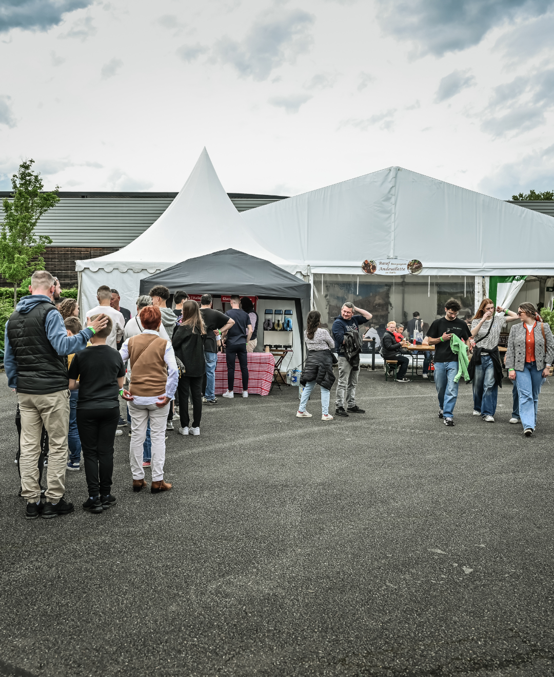 File d'attente devant le restaurant Le Bourguignons au Salon Prestige Auto Beaune