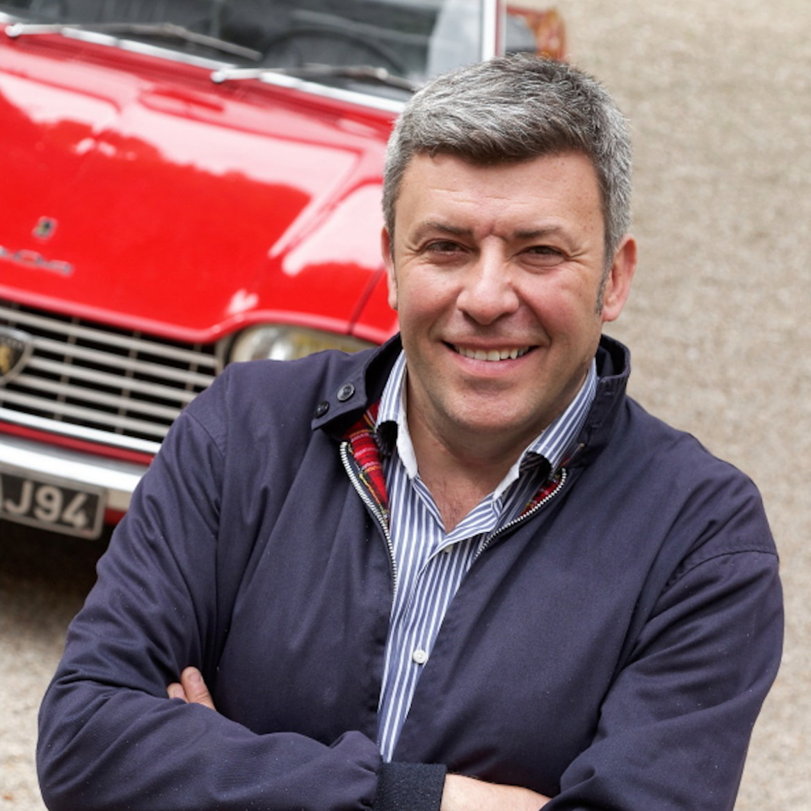 François Allain posant en solo, avec un regard confiant.