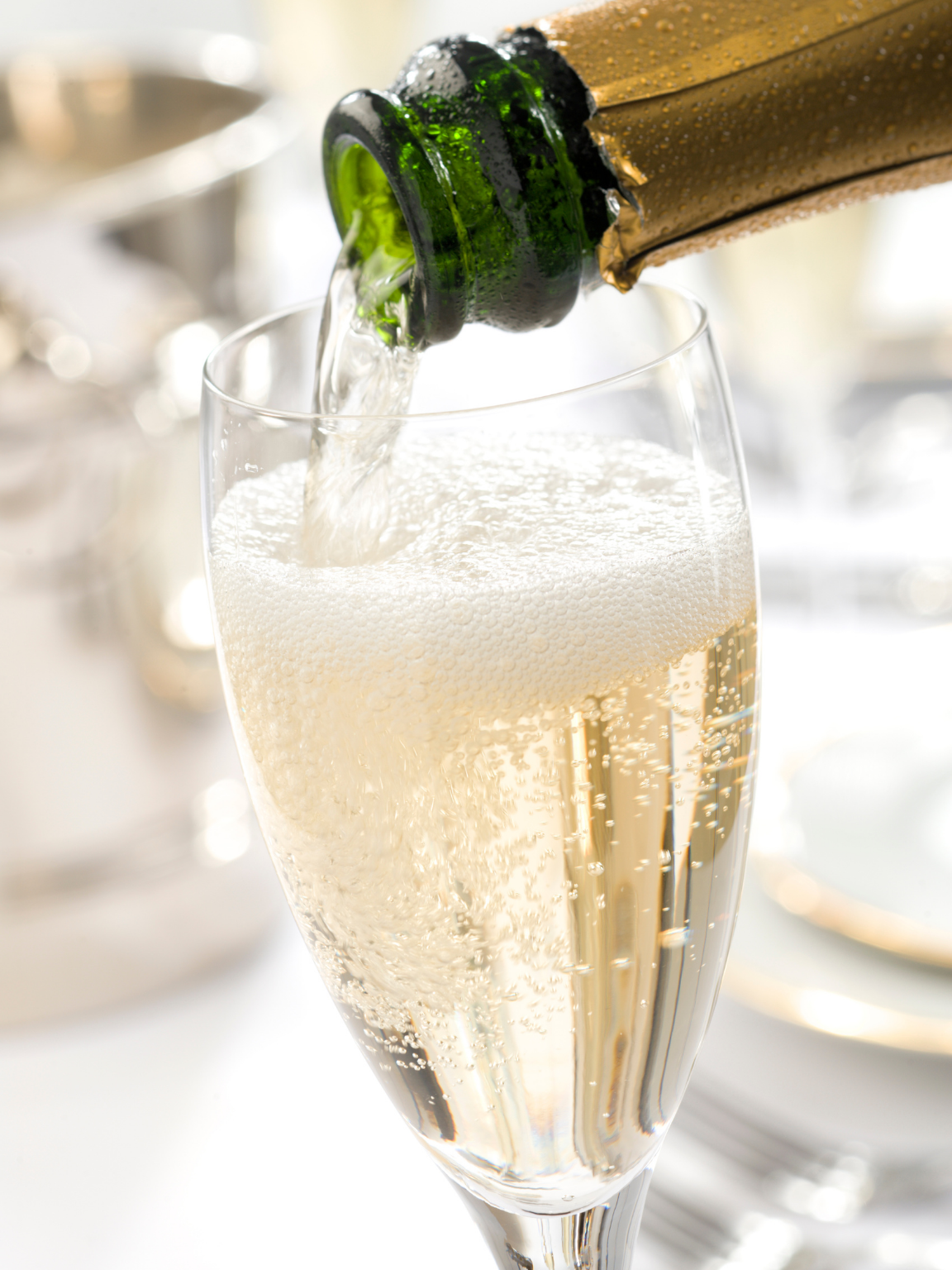 Champagne Bollinger dans un verre, montrant l'effervescence du nectar.